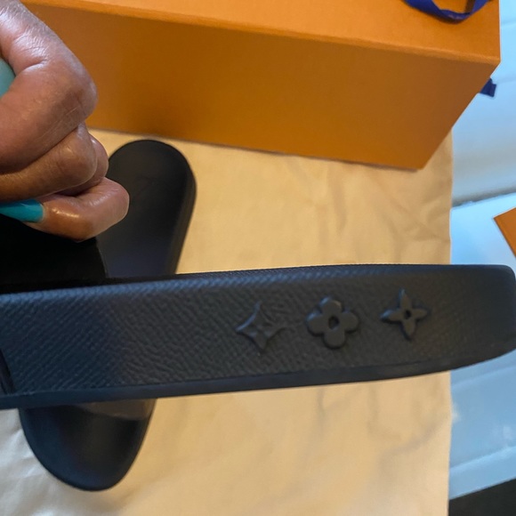 (SOLD)✨Authentic Louise Vuitton✨ Mens water shoes - Picture 8 of 8